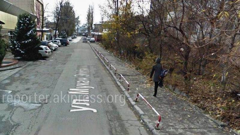 Железные ограничители на тротуаре по Элебаева были установлены незаконно, - мэрия