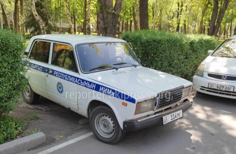 Водитель служебной машины МВД оштрафован на 1 тыс. сомов за парковку в неположенном месте
