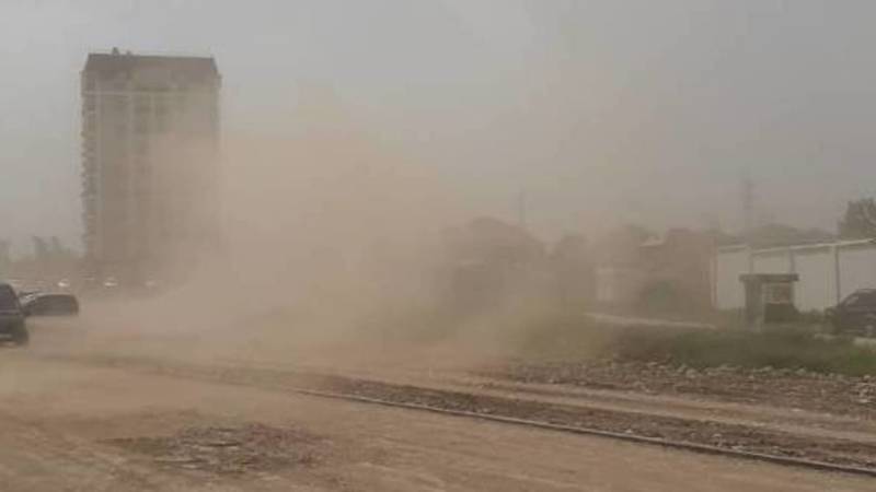 В Бишкеке шквальный ветер и пыльная буря. Видео и фото