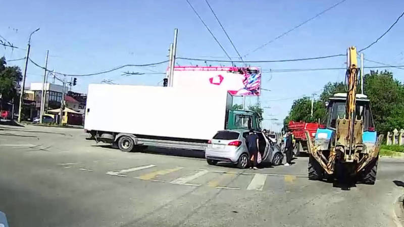 На Гагарина столкнулись грузовик и легковушка. Видео с места аварии