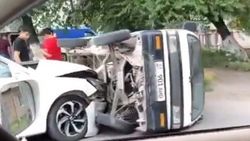 Видео с места аварии в Лебединовке с участием легковушки и грузовика