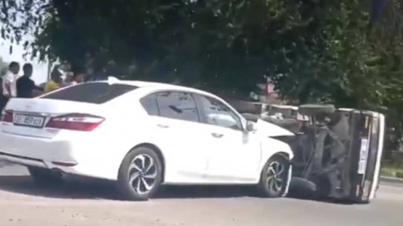 Видео с места аварии в Лебединовке с участием легковушки и грузовика