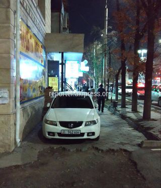 Стоянка на пешеходной дорожке ул. Ахунбаева 51