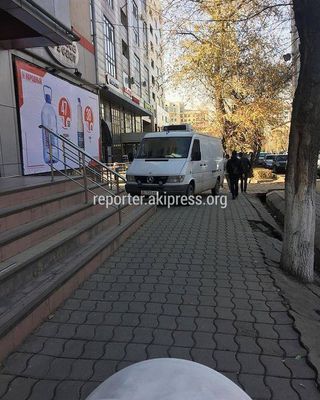 Стоянка на пешеходной дорожке по ул. Киевская/ул. Турусбекова