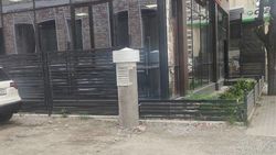 На ул.Токтогула вентиляционная труба здания находится на проезжей части. Фото горожанина