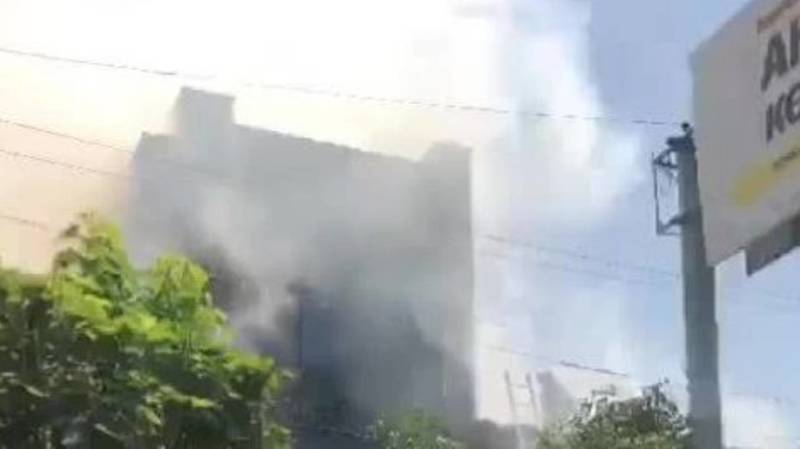 В Оше на Араванской горит здание. Видео