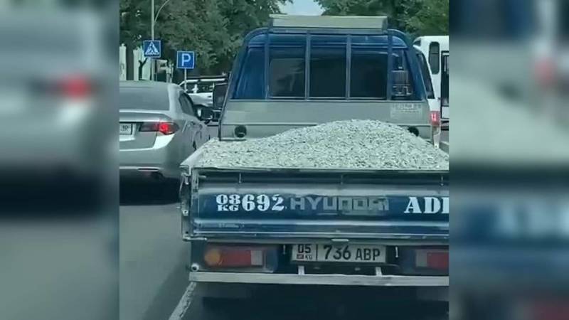 В Бишкеке машина едет с грузом камней. Они падают на дорогу