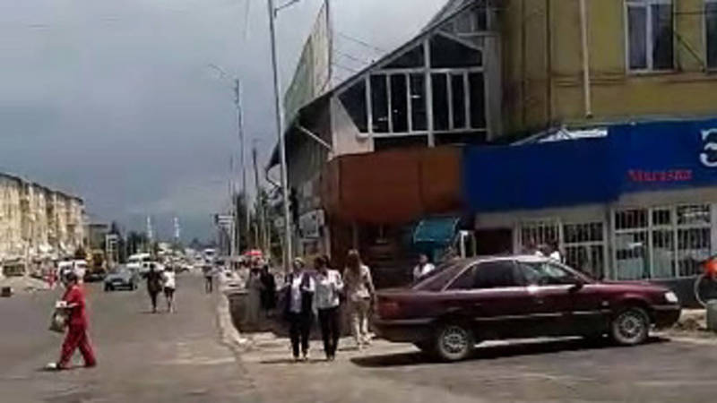 В Караколе тротуар упирается в магазин «Эрика». Видео