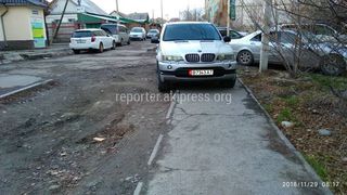 Горького-Бектенова B7343AT
парковка на тротуаре