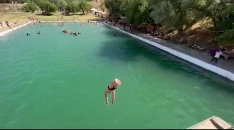 Прыжок мужчины в бассейн в Лейлеке вызвал восторг в соцсетях. Видео