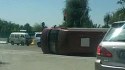 Микроавтобус упал на бок после удара с легковушкой. Видео