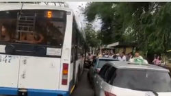 Троллейбус не может подъехать к остановке у ЦУМа из-за таксистов. Видео