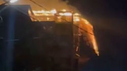 Пожар на стройке на Абдумомунова: Как горящие части опалубки падают на машины. Видео