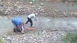 «Бишкекзеленхоз» полил сквер на Жибек Жолу, качая воду из реки Ала-Арча. Видео