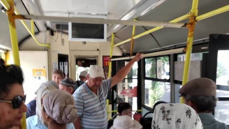 В троллейбусе №10 поручни слишком высоко, пассажиры не достают. Фото горожанина