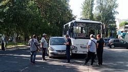 В центре Бишкека столкнулись автобус и легковушка
