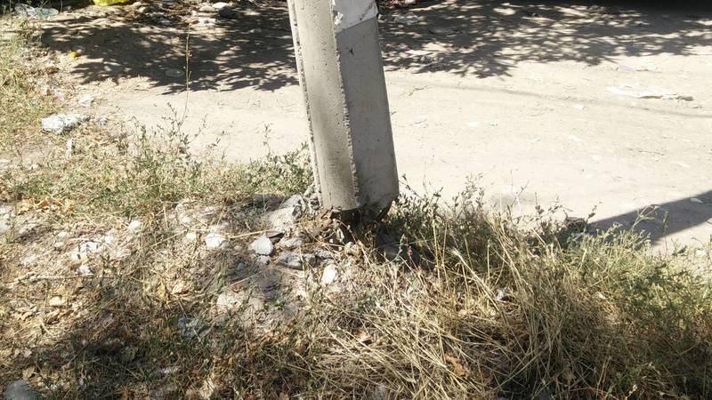 В Юг-2 бетонный столб висит на проводах. «Бишкексвет» обещал заменить его в октябре 2021 года. Фото