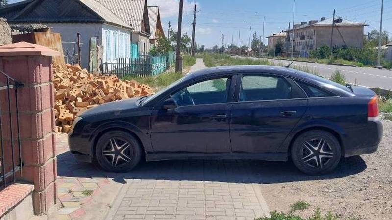 В Балыкчы «Опель» припарковали на тротуаре. Фото