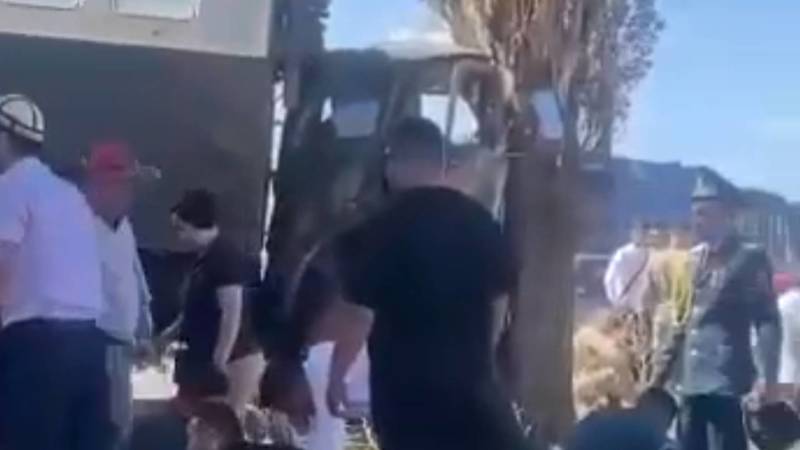 В Ата-Бейите военный грузовик врезался в дерево, пострадали курсанты