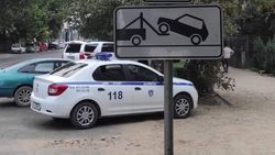 Машина Службы охраны МВД припаркована в неположенном месте. Фото
