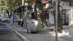 На Манаса мусорный бак стоит на остановке. Фото