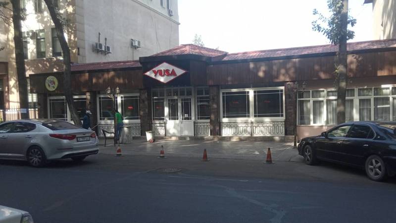 Турецкое кафе Yusa вновь поставило ограничители парковки, несмотря на запрет мэрии. Фото