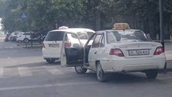 В Оше таксист на «Нексии» припарковался на перекрестке. Фото