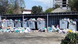 На Фатьянова третий день не убирают мусор. Фото