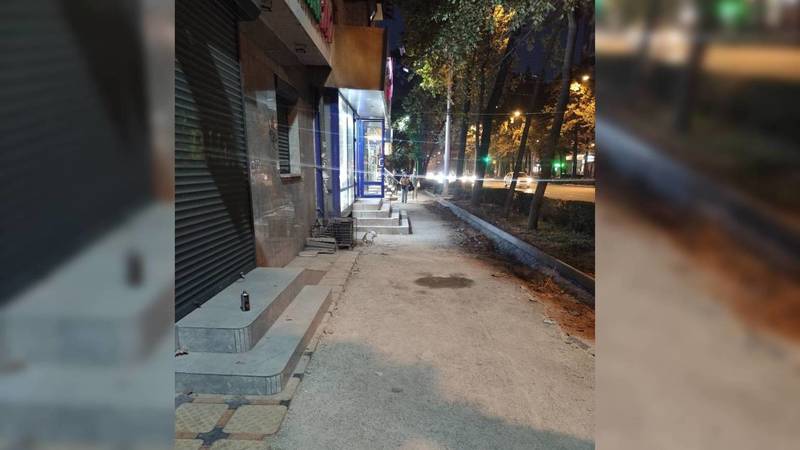 Бишкекчанин: Почему не удаляют мешающие входные группы магазинов по Манаса при реконструкции тротуаров?