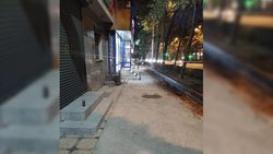 Бишкекчанин: Почему не удаляют мешающие входные группы магазинов по Манаса при реконструкции тротуаров?