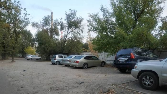 «Бишкекасфальтсервис» обещал установить ограждение парковки на газоне ...