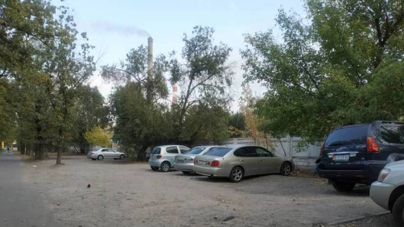 «Бишкекасфальтсервис» обещал установить ограждение парковки на газоне возле Свердловской налоговой до 4 октября, но не сделал этого. Видео горожанина