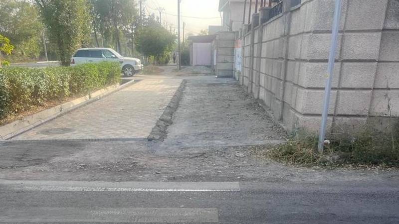 Горожанин добровольно демонтировал фундамент на тротуаре по Салиевой. Фото