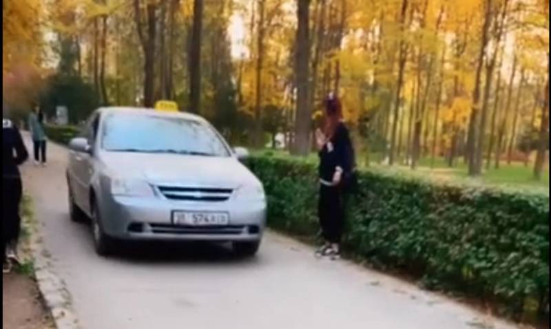 Водитель «Шевроле Лачетти» едет по тротуару в Ореховой роще. Видео