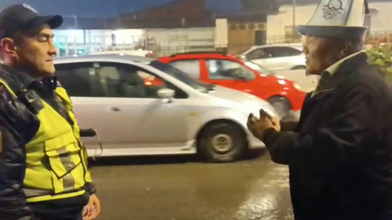 Житель Оша благодарит патрульных за регулировку движения во время дождя. Видео