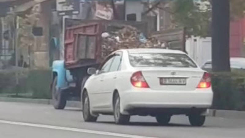 Из грузовика «Тазалыка» мусор вываливается на дорогу возле мэрии. Видео