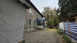 В Новопавловке на месте административного здания устроили склад одежды и перекрыли улицу. Фото жителя