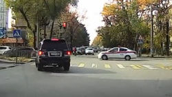 Lexus LX470 проехал на красный перед патрульной машиной. Видео