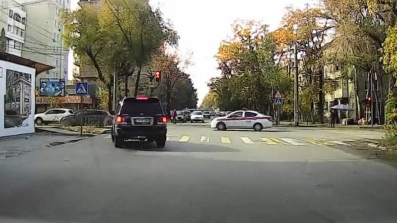 Lexus LX470 проехал на красный перед патрульной машиной. Видео