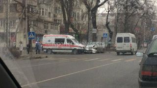 Видео — На пересечении улиц Московской и Калык Акиева произошло ДТП