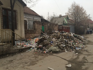На ул.Бронированная мусор скоро будет загораживать проезжую часть, - читатели <b><i> (фото) </i></b>