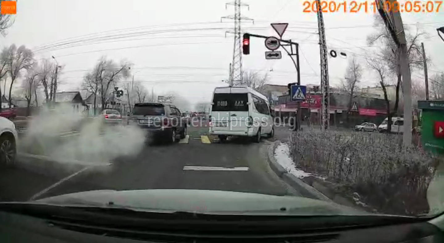 Тойота» создала аварийную ситуацию на Байтик Баатыра. Видео очевидца