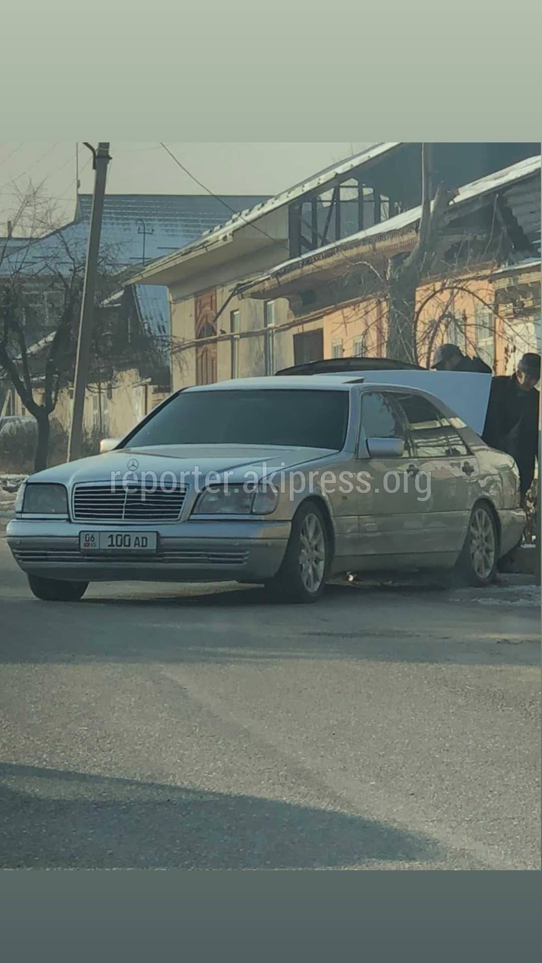 В Оше замечены «Мерседес» и «Жигули» с одним и тем же госномером, который  записан на «Дэу Тико». Фото