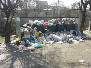 Читатель жалуется на некачественный вывоз мусора по ул.Карла Маркса <b><i> (фото) </i></b>