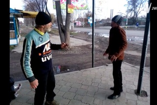 В Бишкеке пьяные пенсионер и молодой человек чуть не подрались у комка с алкоголем, - читатель <b><i> (видео) </i></b>
