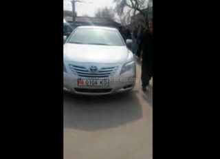 Около мечети в Жума намаз ДПС эвакуировали машины за неправильную парковку, но машину депутата ЖК фракции «Республика» не тронули, - читатель <b><i> (видео) </i></b>