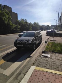 В Бишкеке «Лексус» припарковался на пешеходном переходе