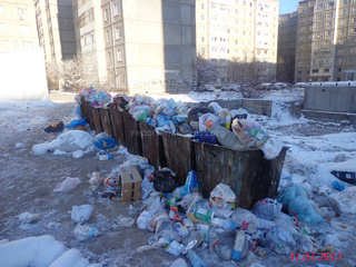 В микрорайоне «Тунгуч-2» рядом со школой и детским садом постоянно скапливается мусор, - читатель <b><i> (фото) </i></b>