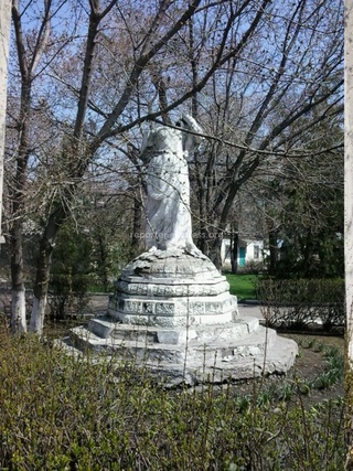 На территории роддома №2 стоит памятник женщины без головы, - читательница <b><i> (фото) </i></b>