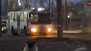 «Бишкекское троллейбусное управление» обновляет передние табло и боковые трафареты троллейбусов, - мэрия